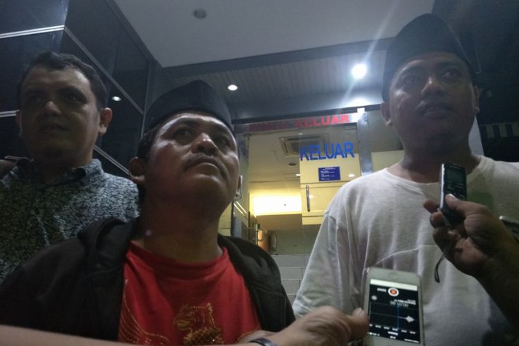 Seorang pria bernama Dakun (tengah berbaju merah) melaporkan Prabowo Subianto ke Polda Metro Jaya, Jumat (2/11/2018) malam terkait ucapan tampang Boyolali yang disampaikan Prabowo dalam pidatonya di Jawa Tengah.