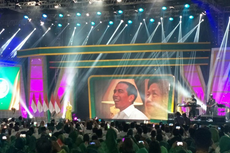 Video kebersamaan Presiden RI Joko Widodo dan sang ibu diputar dalam Harlah ke-46 PPP di Ecovention Ancol, Kamis (28/2/2019). 