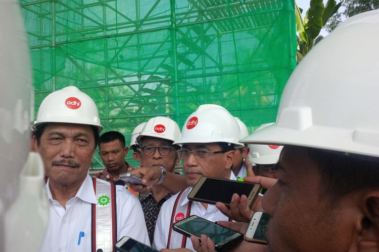 Menteri Koordinator Bidang Kemaritiman Luhur Binsar Pandjaitan Tinjau Proyek LRT Jabodebek