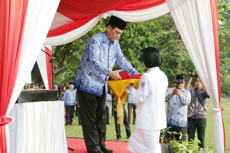 Menko Bidang Kemaritiman Luhut Binsar Panjaitan saat menjadi inspektur upacara kemerdekaan Indonesia, di Pulau Pramuka, Kamis (17/8/2017).