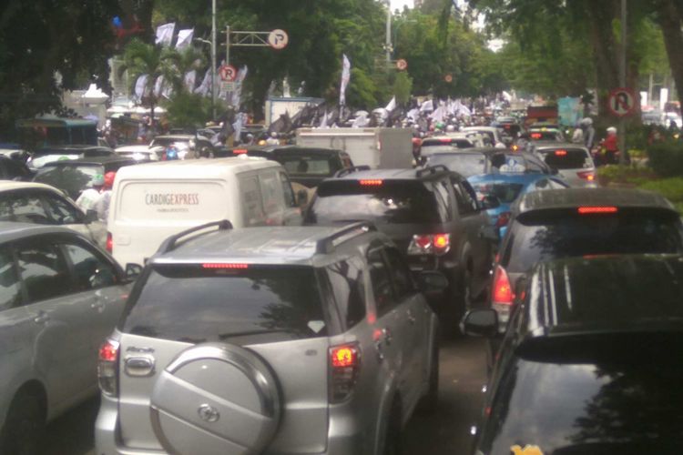Arus lalu lintas macet di Jalan Gerbang Pemuda, Jumat (29/9/2017).
