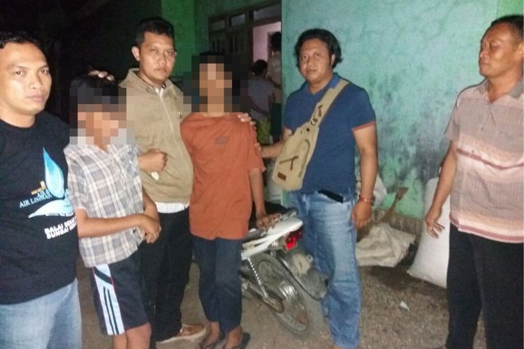 Jajaran Unit Reserse dan Kriminal Polsek Kebumen menangkap dua anak dibawah umur berinisial MR (14) dan AD (13) setelah mencuri sepeda motor di Masjid Agung Kebumen, Jawa Tengah saat sholat Jumat (6/10/2017).
