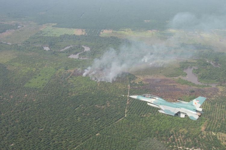 Pesawat tempur f 16 melalui pemantauan kebakaran hutan dan lahan di kabupaten kampar