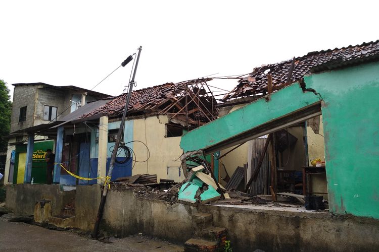 Rumah Warga rusak akibat tertimpa tower di Cipayung, Jakarta Timur.