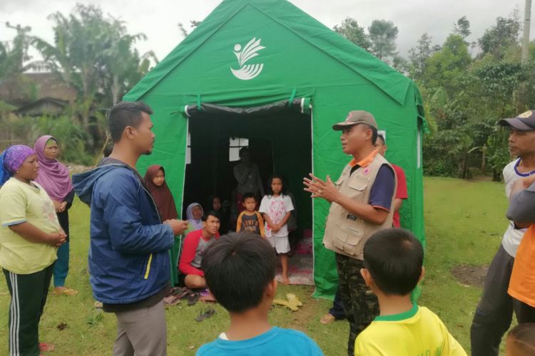 Tenda pengungsian yang telah berdiri di lokasi dampak gempa Lebak di Kabupaten Sukabumi, Jawa Barat, Rabu (24/1/2018).