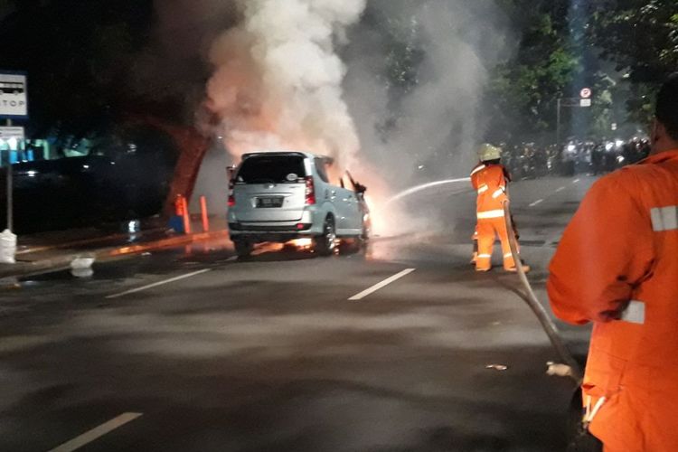 Daihatsu Xenia terbakar di depan Stasiun Buaran, Duren Sawit, Selasa (6/2/2018)