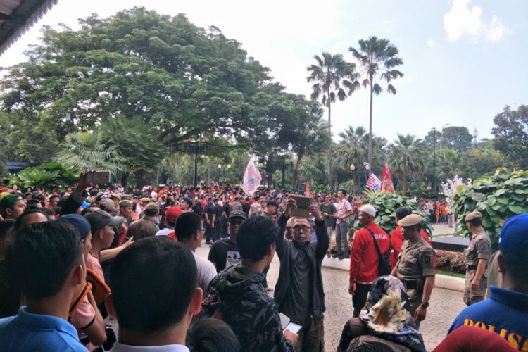 Para Pedukung Persija memadati halaman Balai Kota DKI Jakarta, Minggu (18/2/2018)