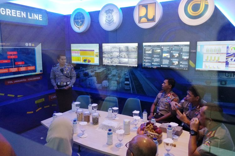Kapolri Jenderal Polisi Tito Karnavian, Kakorlantas Royke Lumowa dan Kapolda Metro Jaya Idham Aziz mengunjungi posko Green Line, Jumat (16/3/2018). Posko ini didirikan untuk memantau kebijakan di pintu tol Bekasi Barat dan Timur 