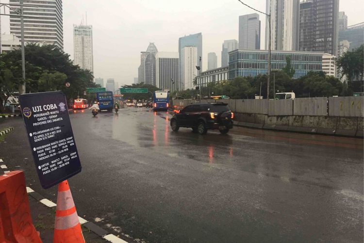 Uji coba percepatan waktu pembatasan berdasarkan pelat nomor ganjil-genap di ruas Jalan Sudirman-MH Thamrin  Senin (23/4/2018).