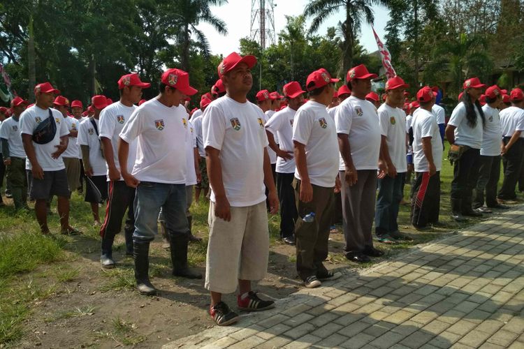 Para tenaga kerja yang diberdayakan dalam program padat karya tunai Kementerian PUPR di Kota Magelang, Rabu (2/5/2018).
