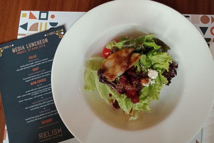 Detox Salad, salah satu menu dari Relish Bistro. Restoran yang terletak di Gedung Fraser Residence Menteng, Jakarta yang bisa menjadi salah satu alternatif tempat bersantai di jantung Kota Jakarta.