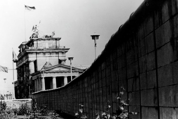 Tembok Berlin terlihat dari samping Gerbang Brandenburg.