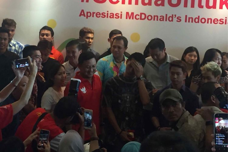 Restoran cepat saji Mcdonalds di kawasan Sarinah, Jakarta Pusat diserbu para pengunjung. Namun, keramaian tersebut dikarenakan banyak dari mereka yang ingin melihat langsung para atlet Indonesia yang telah berlaga saat Asian Games 2018, Rabu (5/9/2018). 