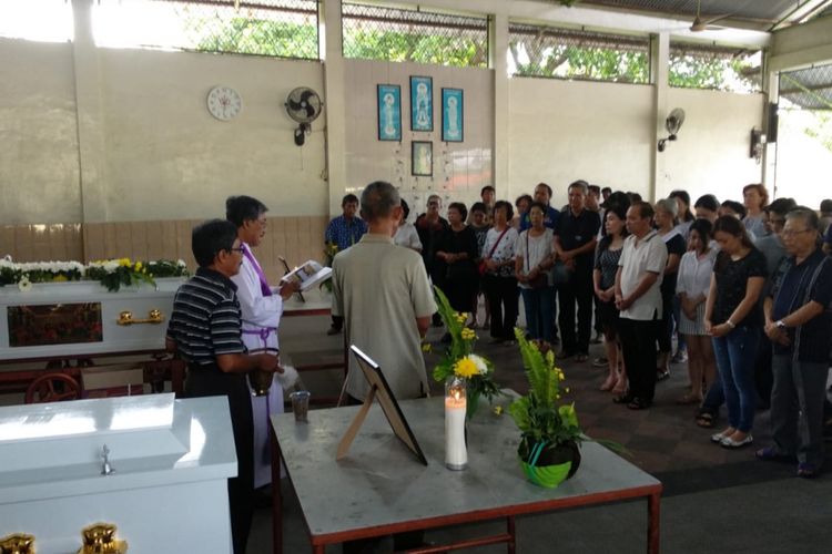 Prosesi kremasi keluarga FX Ong yang berlangsung di Krematorium Sampurna TPU Talang Kerikil Kecamatan Sukarami Palembang, Sumatera Selatan, Jumat (26/10/2018).
