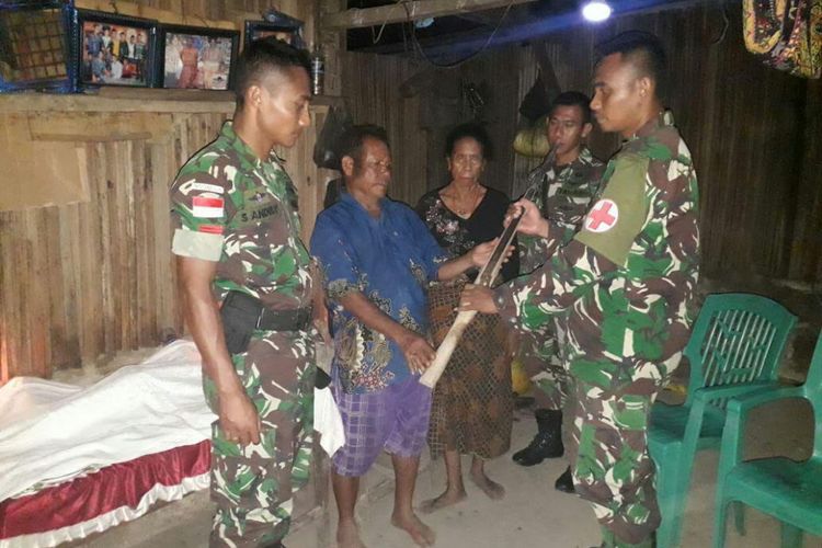 Warga Kabupaten Belu, NTT yang berbatasan dengan Negara Timor Leste, saat menyerahkan senjata apa secara sukarela kepada Anggota TNI dari Satuan Tugas Pengamanan Perbatasan (Satgas Pamtas) Yonif Raider 408/SBH, Selasa (1/1/2019)