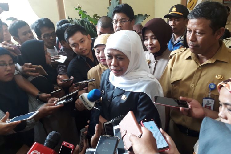 Gubernur Jatim Khofifah Indar Parawansa memantau pelaksanaan USBN di SMAN 1 Surabaya, Senin (4/3/2019)