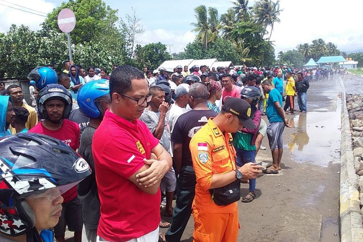 Tim gabungan TNI-Polri dan Basarnas Maumere sedang melakukan pencarian terhadap dua pelajar yang tenggelam di pantai pelabuhan ferry Kewapante, Kamis (7/3/2019). 