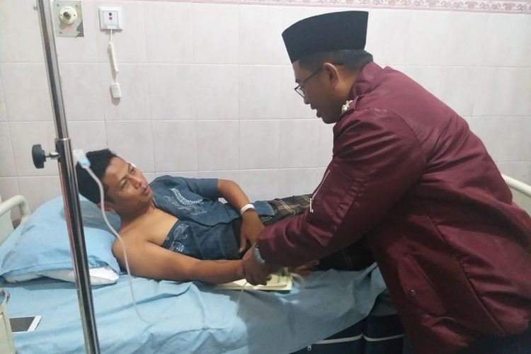 Kapolres Magetan AKBP Muhammad Riffai menjenguk korban penebakan senapan angin Harminto yang mendapat perawatan di rumah sakit TNI AU Lanud Iswahyudi.. 
