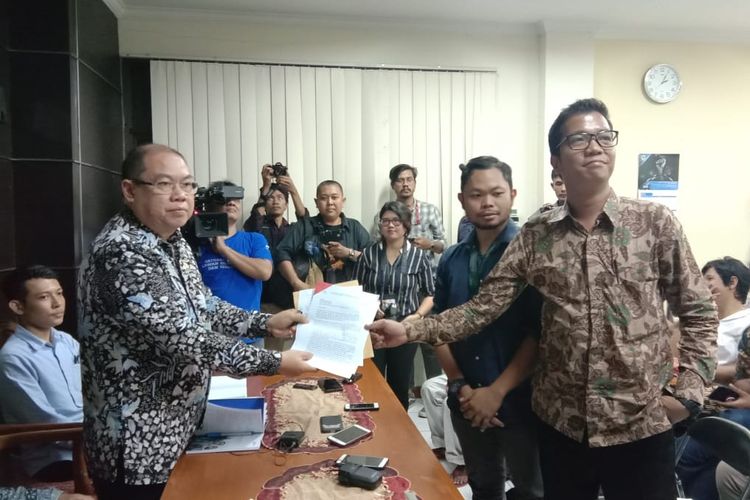 Solidaritas pembela aktivis Hak Asasi Manusia (HAM) yang terdiri dari sejumlah lembaga swadaya masyarakat (LSM) meminta Komnas HAM memberikan perlindungan kepada Veronica Koman di kantor Komnas HAM, Jakarta Pusat, Senin (9/9/2019). 