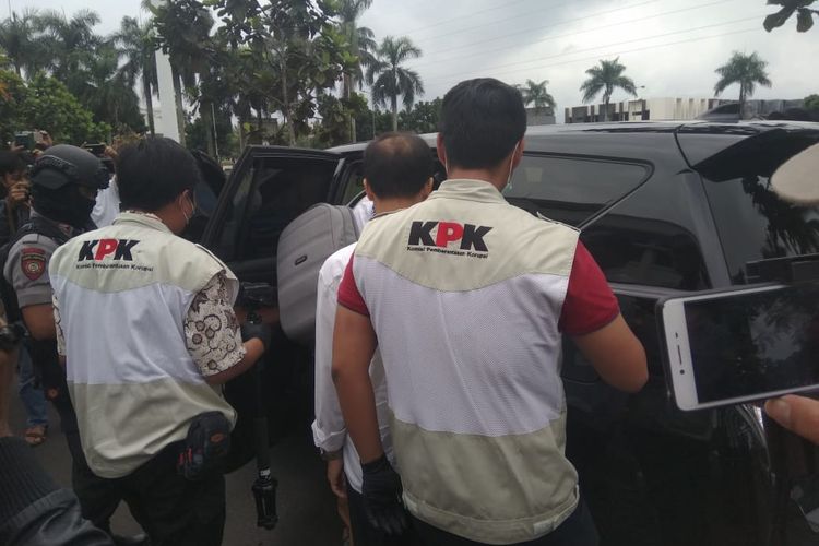 Sebagian Tim Penyidik KPK membawa Kepala Dinas PUPR Kota Tasikmalaya Adang Mulyana, ke mobil KPK, Rabu (24/4/2019). 