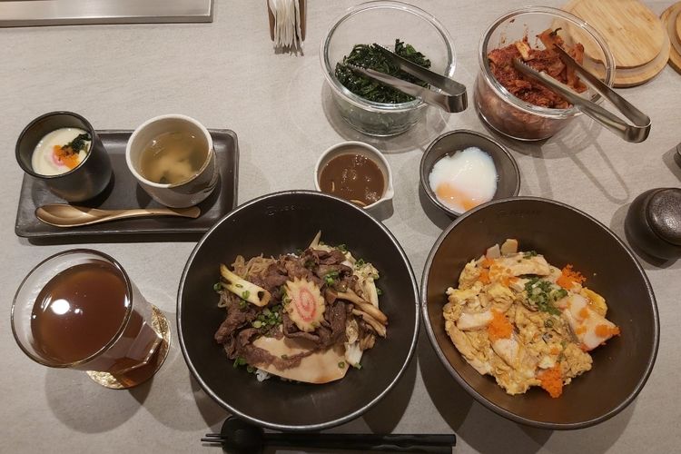 Sukiyaki dan Tamago yang dihidangkan dengan konsep Donburi bersama dengan sup miso, chawanmushi, kimchi dan bayam Jepang di Isshin. 