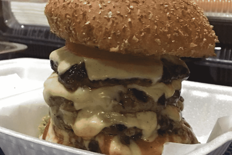 Fat Tonys merupakan tempat kuliner outdoor yang menjual burger terenak di Bali dan berlokasi di Legian.