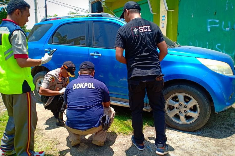 Aparat kepolisian di Kabupaten Gowa, Sulawesi Selatan tengah menggelar olah tempat kejadian perkara (TKP) terhadap mayat wanita di dalal mobil. Jumat, (22/3/2019).