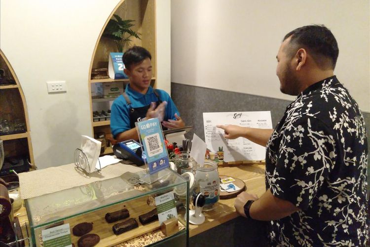 Saat karyawan penyandang tuna rungu melayani pelanggan di kafe House of Coffee and Hope di Jalan Fatmawati, Jakarta Selatan, Kamis (18/7/2019)
