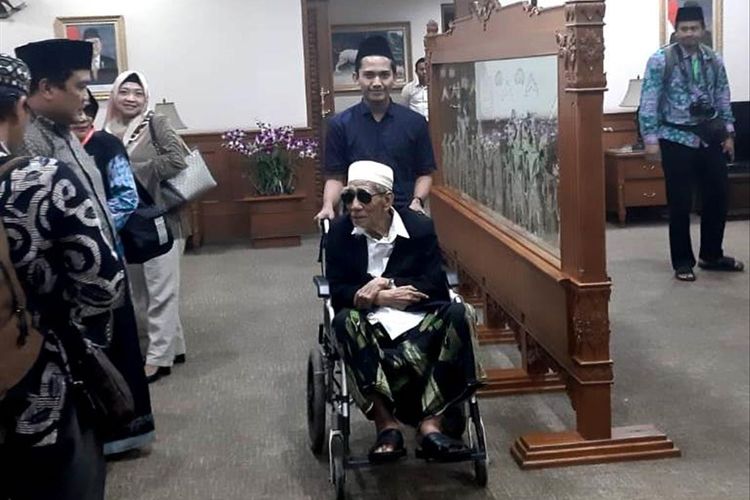 Ulama kharismatik yang juga Mustasyar Pengurus Besar Nahdlatul Ulama (PBNU) KH Maimun Zubair bersama dengan abdi dalemnya, Muhammad Jibril saat di Bandara Soekarno Hatta, Jakarta sebelum berangkat menunaikan ibadah haji ke Mekkah.