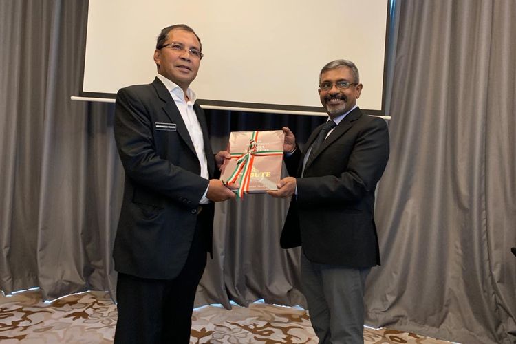 Wali Kota Makassar Mohammad Ramdhan ?Danny? Pomanto menerima penunjukan Makassar sebagai kota penyelenggara peringatan International day of yoga oleh Konjen India Sunil Babu, di Hotel Melia, Jumat (3/5/2019).