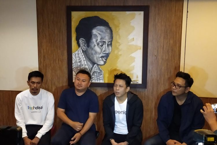 Personel grup band NOAH bersama sutradara Sandi Sulaiman (kedua kiri) saat ditemui dalam pembuatan video klip lagu terbaru di kawasan Pancoran, Jakarta Selatan, Kamis (25/7/2019).