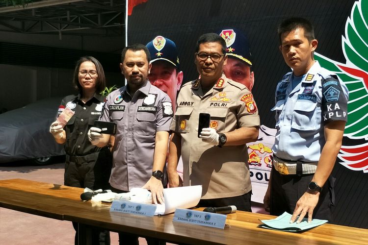 Rilis tersangka jaringan pemasok narkoba pada komedian Nunung di Direktorat Reserse Narkoba Polda Metro Jaya, kawasan Semanggi, Jakarta Selatan, Kamis (25/7/2019). Terlihat di antaranya Kabid Humas Polda Metro Jaya Kombes Pol Argo Yuwono (kedua kanan), Kasubdit I Narkotika AKBP Calvijn Simanjuntak (kedua kiri) dan Kepala Keamanan Lapas Klas IIA Paledang Tommy.