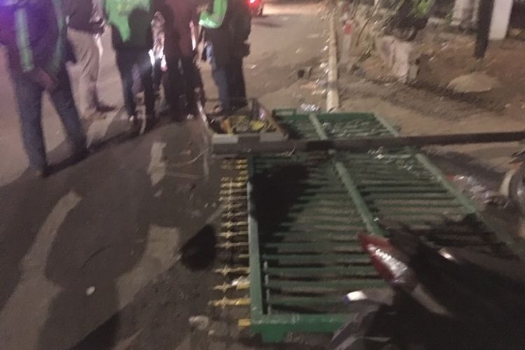 Potongan pagar teronggok di sisi selatan rel di persimpangan jalan dan rel di Jl Tentara Pelajar, Jakarta Pusat, setelah demo mahasiswa pada Selasa (24/9/2019) ricuh. Gambar diambil pada Rabu (25/9/2019) dini hari.