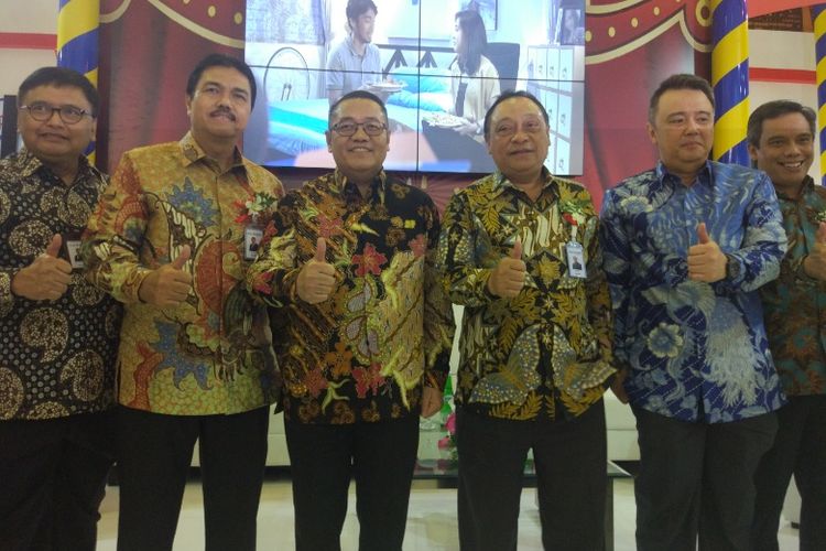 Direktur Jenderal Penyediaan Perumahan Khalawi (ketiga dari kiri) dan Direktur Utama BTN Maryono saat Indonesia Property Expo 2018 di Jakarta Convention Center (JCC), Jakarta, Sabtu (3/2/2018).
