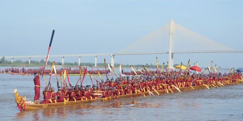 Perahu naga di Kamboja yang tercatat sebagai yang terpanjang di dunia versi Rekor Dunia Guinness.