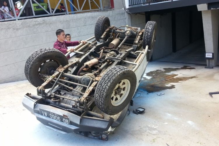 Mobil terjun dari lantai dua Hotel Xtra Kota Bengkulu tak ada korban jiwa dalam peristiwa ini.