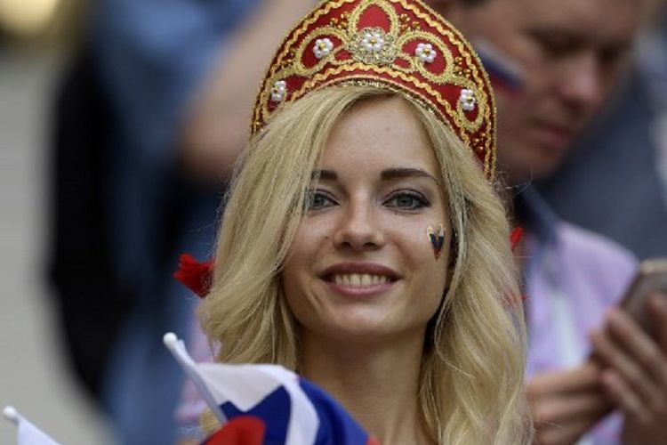 Natalya Nemchinova menjadi daya tarik di tribune penonton Stadion Luzhniki pada laga Spanyol vs Rusia di babak 16 besar Piala Dunia 2018, 1 Juli 2018. 