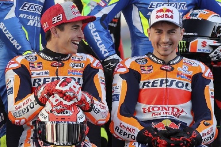 Pebalap Repsol Honda, Marc Marquez dan Jorge Lorenzo, berpose di Sirkuit Losail jelang GP Qatar, 7 Mei 2019. 