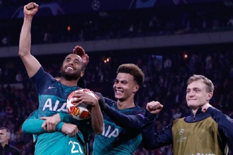 Lucas Moura, Dele Alli, dan Oliver Skipp merayakan keberhasilan timnya lolos ke final Liga Champions seusai laga Ajax Amsterdam vs Tottenham Hotspur di Johan Cruijff Arena, 8 Mei 2019. 