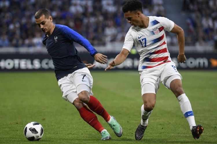 Antoine Griezmann dibayang-bayangi Antonee Robinson saat Perancis menjamu Amerika Serikat pada laga uji coba di Stadion Groupama, 9 Juni 2018. 