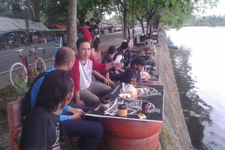 Warga menikmati matahari terbit sambil ngopi dan bersilahturahim di tepi Danau Dendam Tak Sudah, Kota Bengkulu, Minggu (14/10/2018).