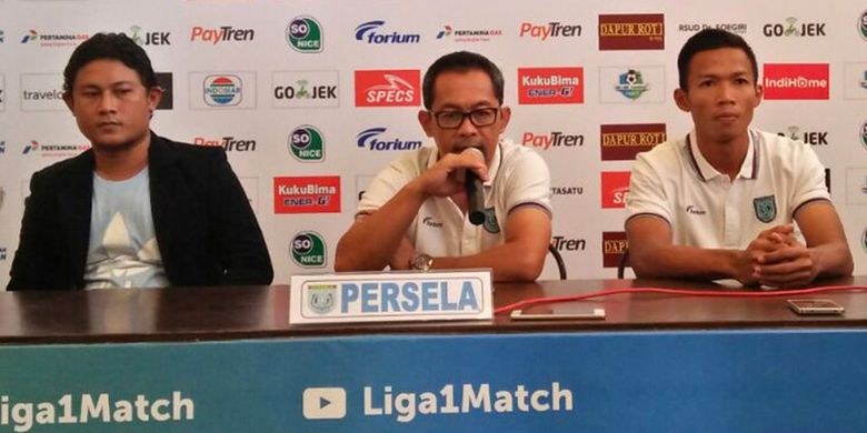 Pelatih Persela Lamongan Aji Santoso (tengah) dan Eki Taufik (kanan), jelang lawan Perseru Serui.