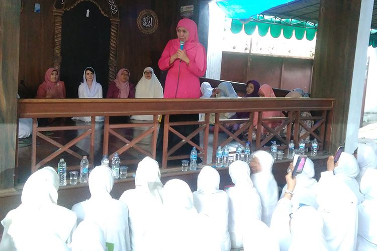 Khofifah Indar Parawansa saat berbicara di depan ibu-ibu muslimat di rumah KH Robbach Maksum, Jumat (2/2/2018).