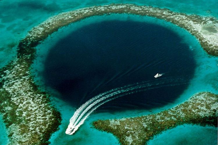 Great Blue Hole, lubang raksasa yang terletak 70 kilometer dari pesisir Belize, Amerika Tengah, dan memiliki panjang 318 meter dan kedalaman 125 meter. 