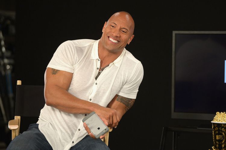 The Rock Dwayne Johnson saat persiapan menjadi host untuk 2016 MTV Movie Awards 20 Februari 2016 di Miami Beach, Florida.   Gustavo Caballero/Getty Images For MTV/AFP