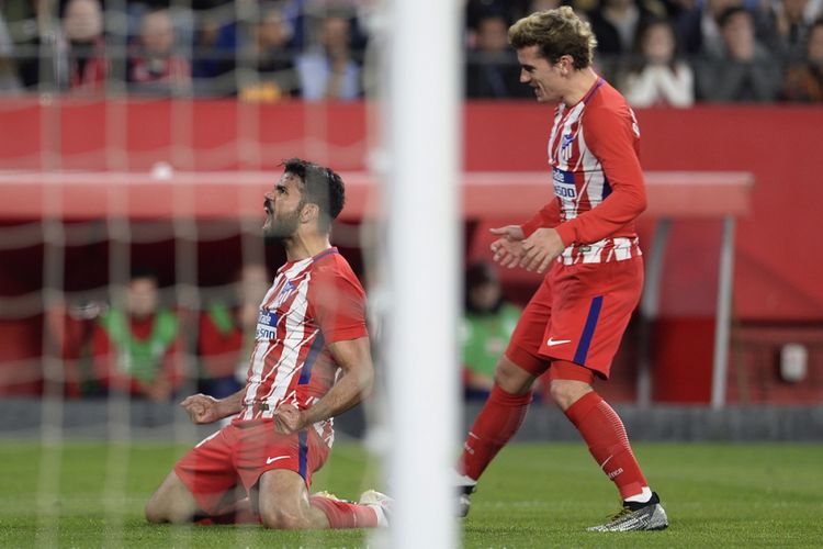 Penyerang Atletico Madrid Antoine Griezmann merayakan gol Diego Costa ke gawang Sevilla pada pertandingan Divisi Primera La Liga Spanyol di Stadion Ramon Sanchez Pizjuan, Minggu (25/2/2018). 
