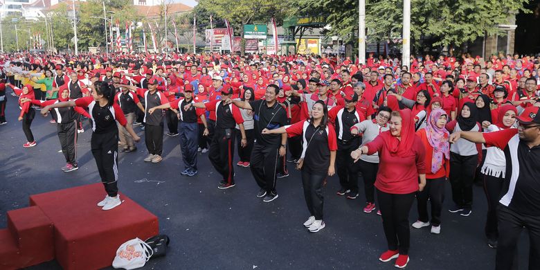 Wali Kota Semarang Hendrar Prihadi tampak ikut senam bersama usai secara resmi membuka rangkaian acara HUT ke-472 Kota Semarang di Jalan Pemuda. 