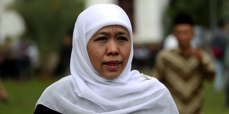 Menteri Sosial Khofifah Indar Parawansa terlihat di kediaman almarhum KH Hasyim Muzadi di komplek Pondok Pesantren Al Hikam II, Depok, Jawa Barat, Kamis (16/3/2017). KH Hasyim Muzadi  meninggal karena sakit dan akan dikebumikan di komplek Pondok Pesantren Al Hikam II Depok.