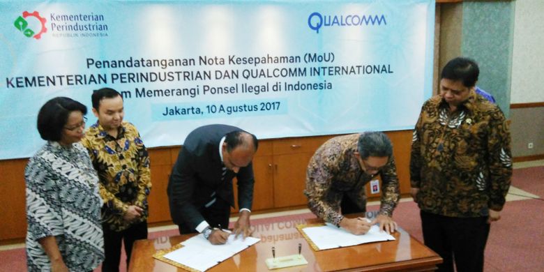 Penandatanganan Memorandum of Understanding (MoU) Kemenperin dan Qualcomm mengenai proses validasi database International Mobile Equipment Identification (IMEI) guna memberantas ponsel ilegal di Indonesia, Kamis (10/8/2017).