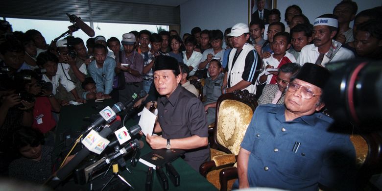 Pimpinan DPR yang terdiri dari Ketua Harmoko, Wakil Ketua Ismail Hasan Metareum, Syarwan Hamid, Abdul Gafur dan  Fatimah Achmad (tidak nampak) di Gedung DPR, Senin (18/5/1998), membuat pernyataan  mengimbau Presiden Soeharto mengundurkan diri.